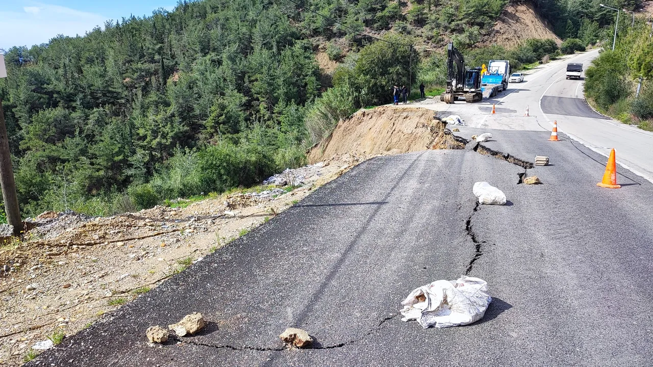 Sağanak yağış, heyelan getirdi! Yol çöktü, mahalle susuz kaldı