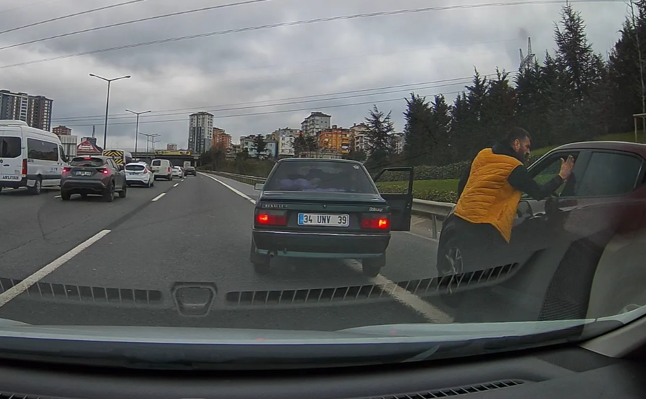 Ümraniye'de makas atamayan sürücü öfkelendi! Hem şişe fırlattı hem tokat attı