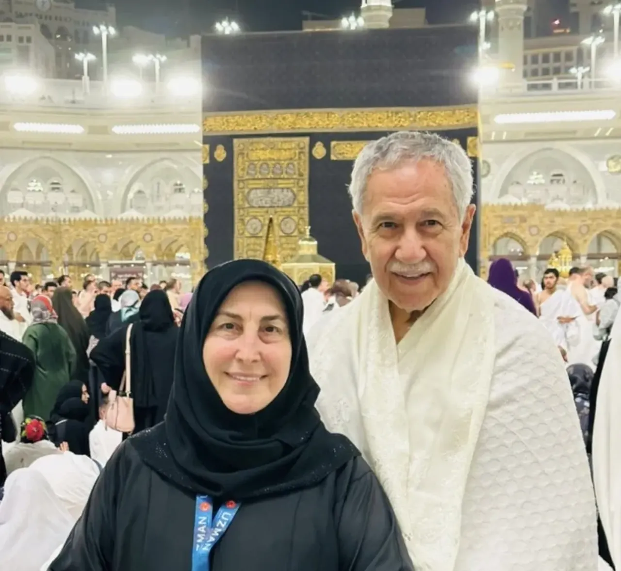 Bülent Arınç umreye gitti! Eşiyle fotoğrafı dikkat çekti