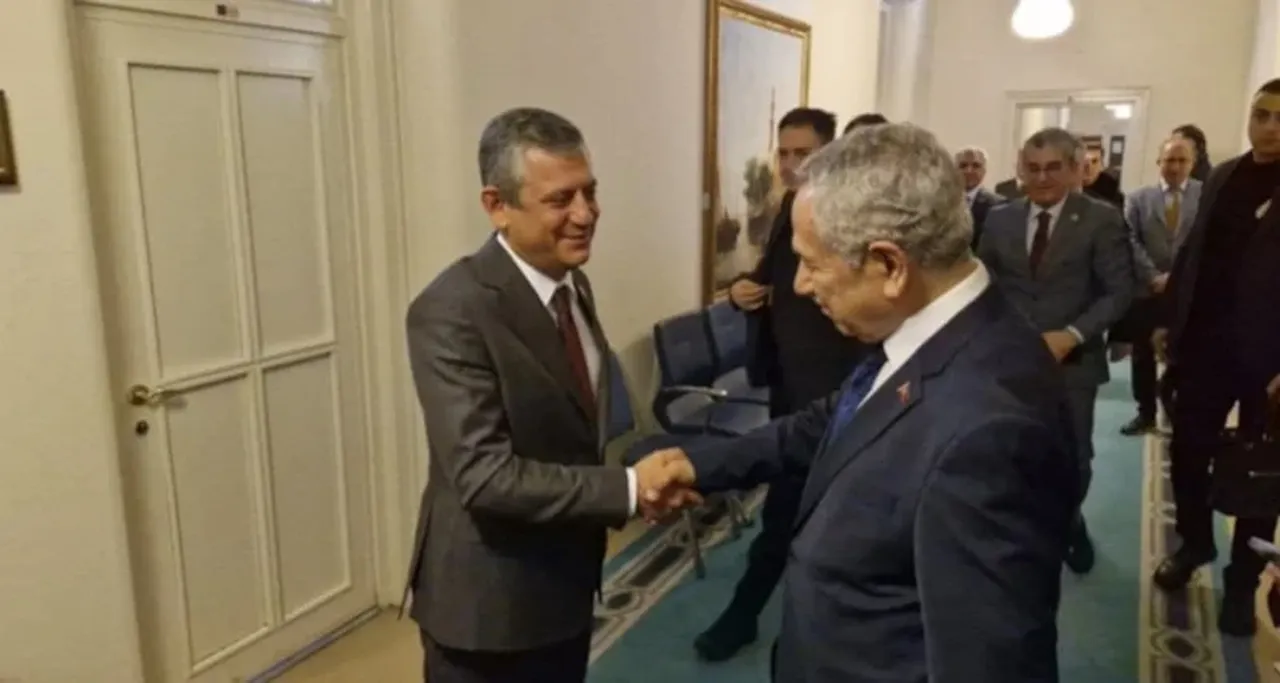 Bülent Arınç umreye gitti! Eşiyle fotoğrafı dikkat çekti