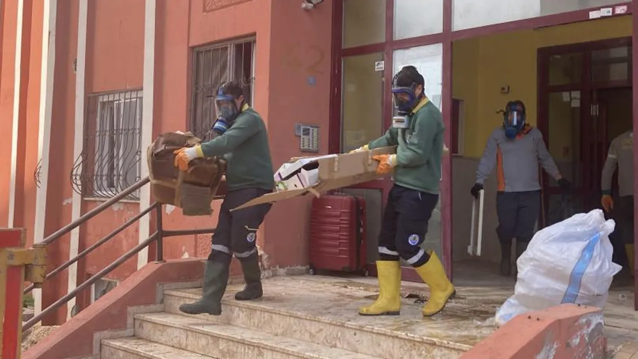 Ekipler gaz maskeleriyle girdi! Temizlemesi 2 gün sürdü... Daireden 7 kamyon çöp çıktı