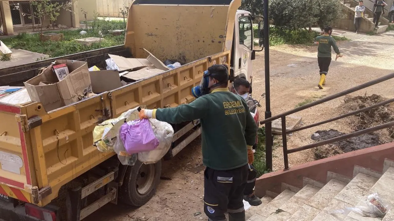 Ekipler gaz maskeleriyle girdi! Temizlemesi 2 gün sürdü... Daireden 7 kamyon çöp çıktı
