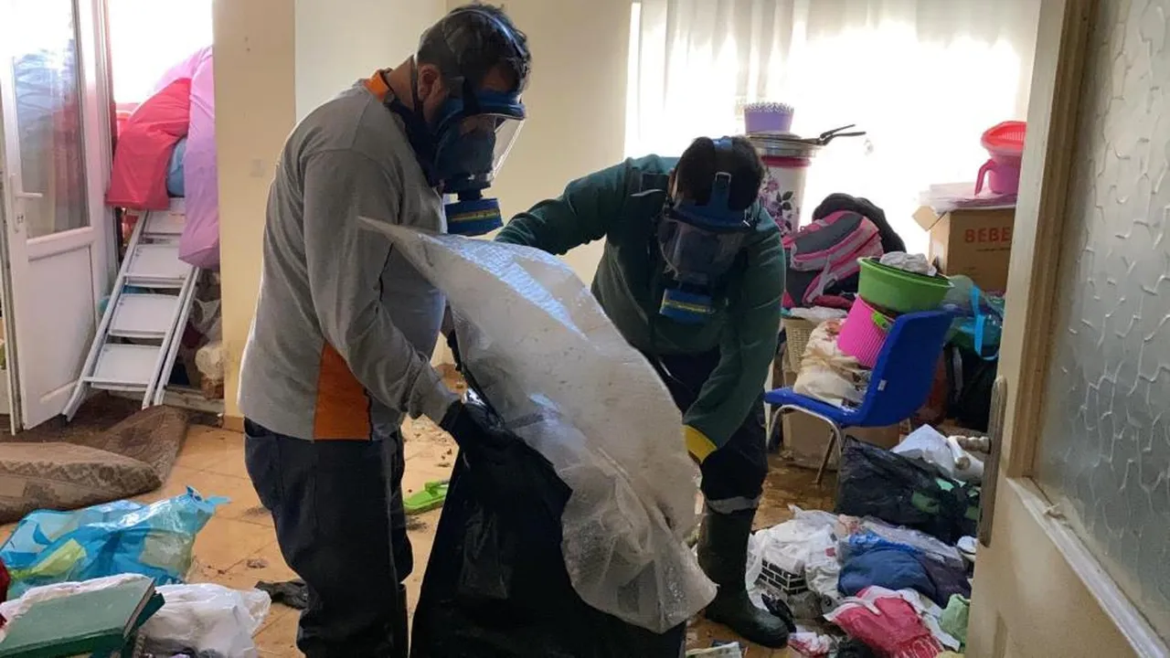 Ekipler gaz maskeleriyle girdi! Temizlemesi 2 gün sürdü... Daireden 7 kamyon çöp çıktı