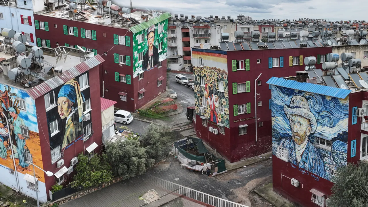 Görüntü Türkiye'den! Bina bina boyandı, mahalle değil resim müzesi