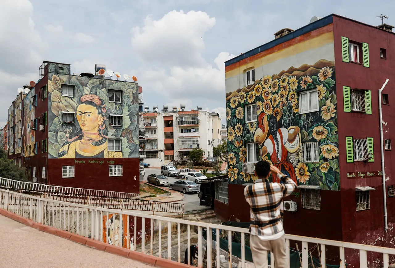 Görüntü Türkiye'den! Bina bina boyandı, mahalle değil resim müzesi