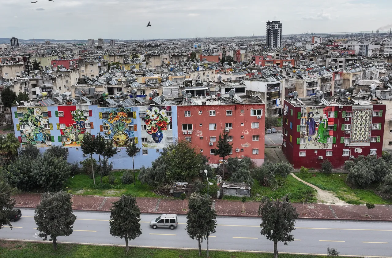 Görüntü Türkiye'den! Bina bina boyandı, mahalle değil resim müzesi