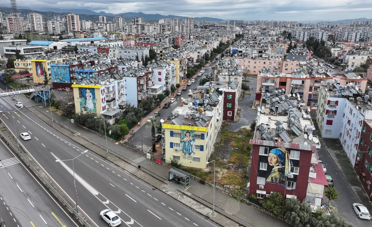 Görüntü Türkiye'den! Bina bina boyandı, mahalle değil resim müzesi
