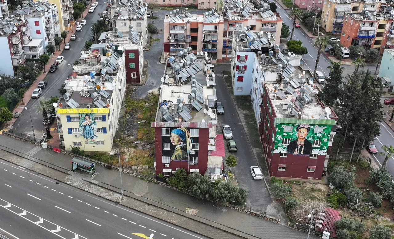 Görüntü Türkiye'den! Bina bina boyandı, mahalle değil resim müzesi
