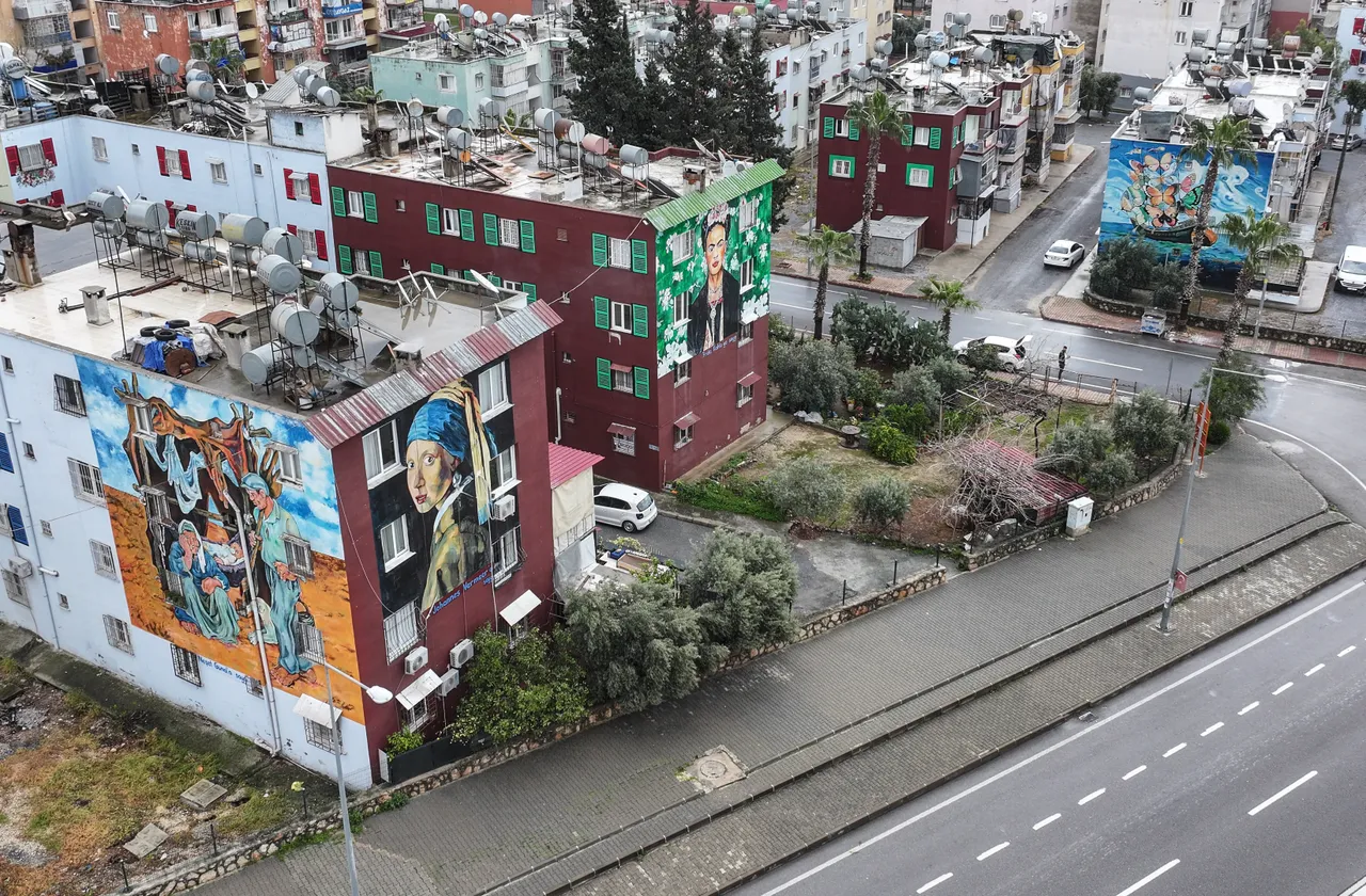 Görüntü Türkiye'den! Bina bina boyandı, mahalle değil resim müzesi