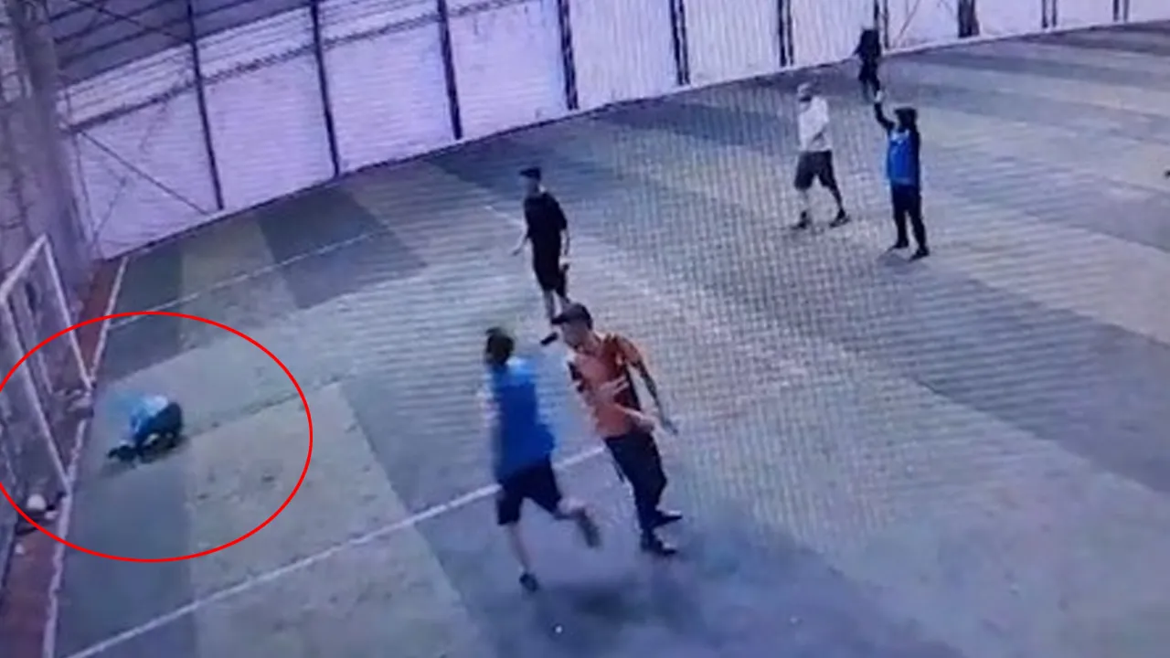 Halı sahada kahreden ölüm! Top darbesi hayattan kopardı