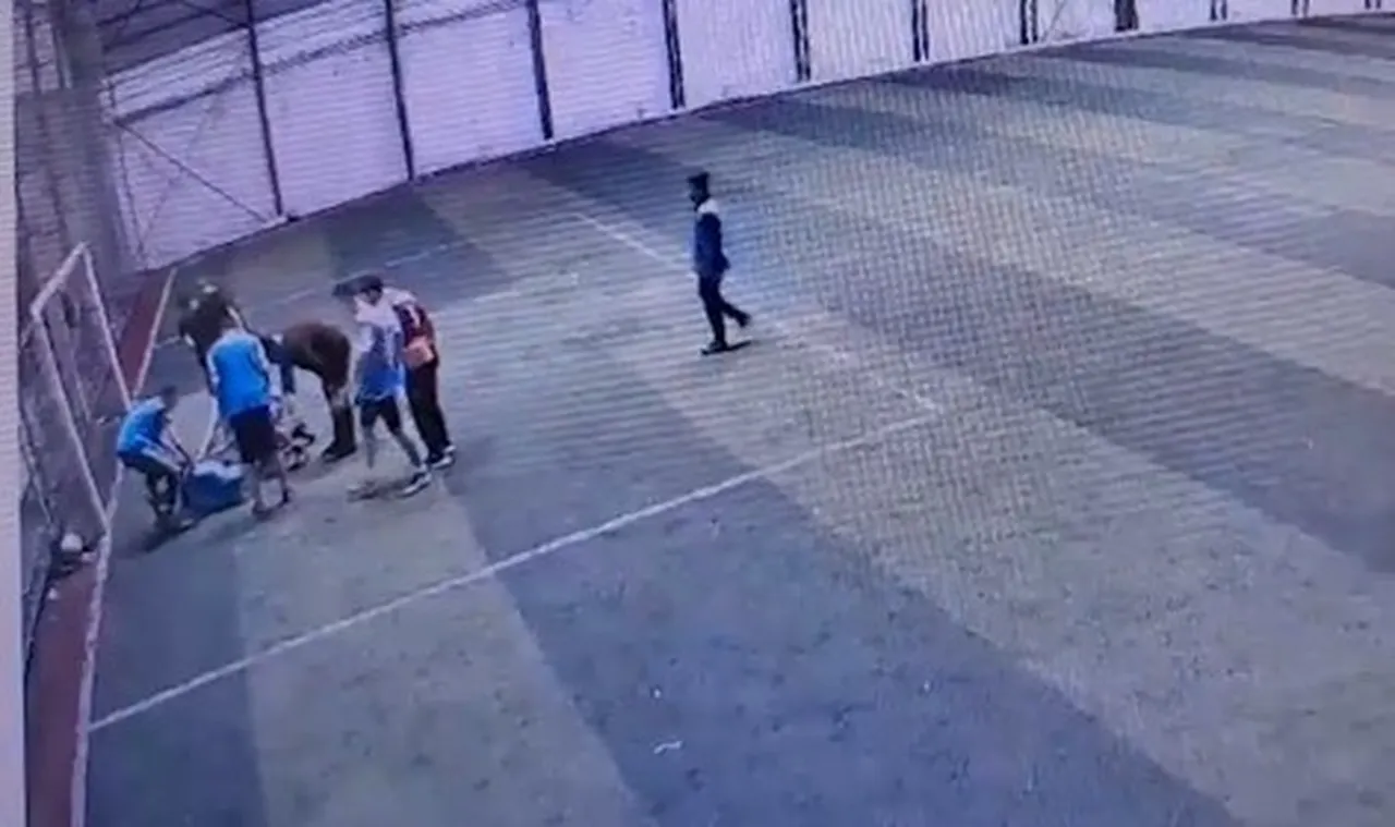 Halı sahada kahreden ölüm! Top darbesi hayattan kopardı