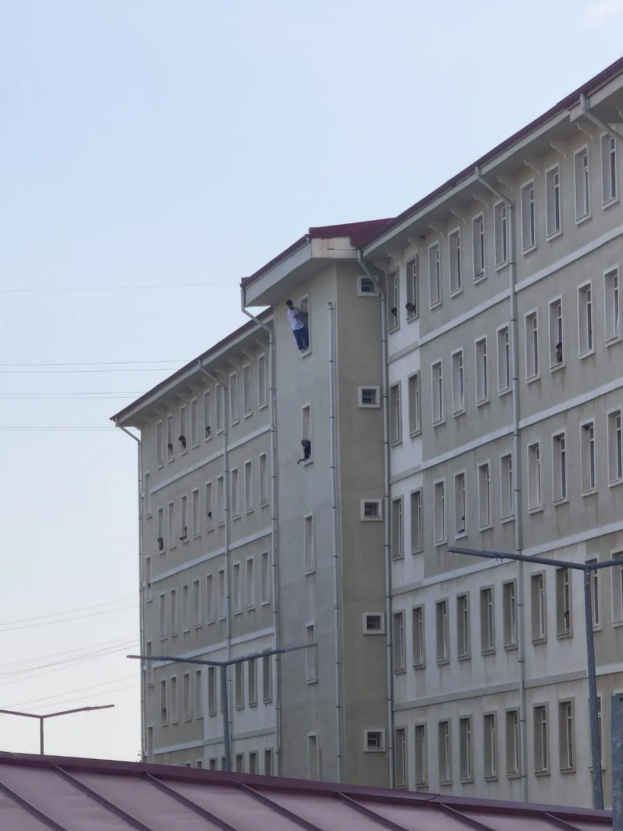 İkna çabaları sonuçsuz kaldı! Yurt penceresinden atlayan gençten acı haber