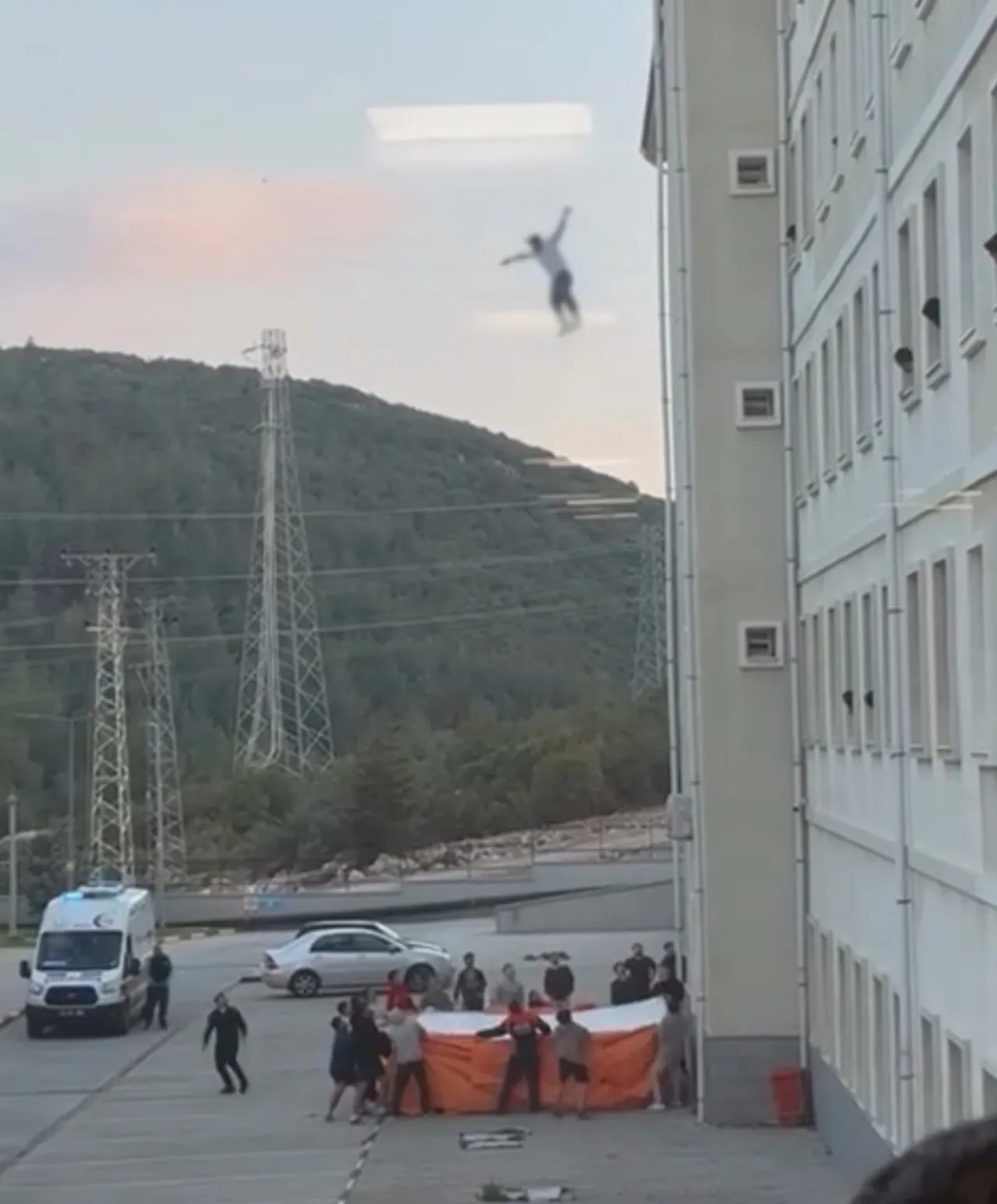 İkna çabaları sonuçsuz kaldı! Yurt penceresinden atlayan gençten acı haber