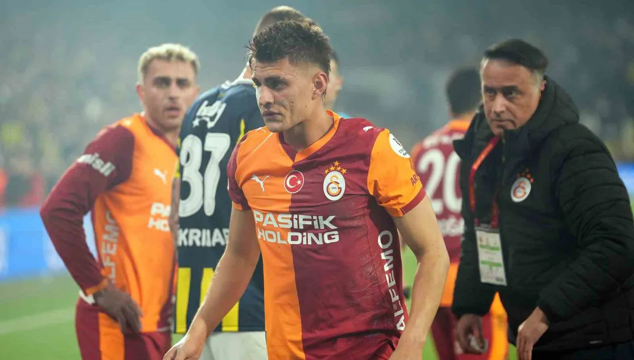 Fenerbahçe’nin Galatasaray’ı konuk ettiği derbi 1-1 sona ermiş; sarı-kırmızılı takımın gölünden sonraki sevinç sırasında Kazımcan Karataş’ın gözüne çakmak atılmıştı.