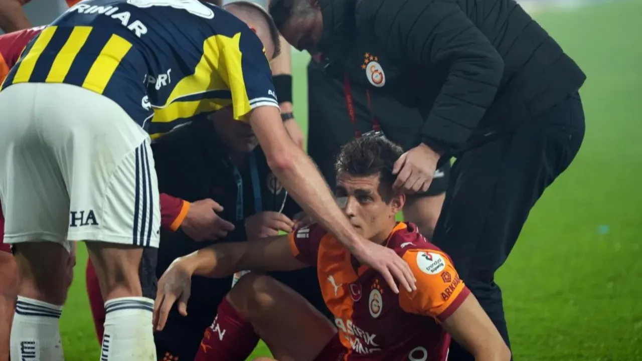 Kazımcan'ın derbide yerde kaldığı an.