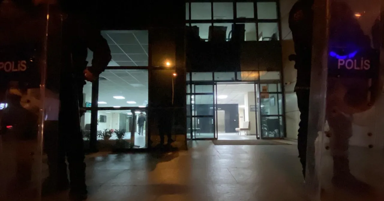 Marmaris Belediyesi’ne gece yarısı baskın! Çok sayıda polis bölgede