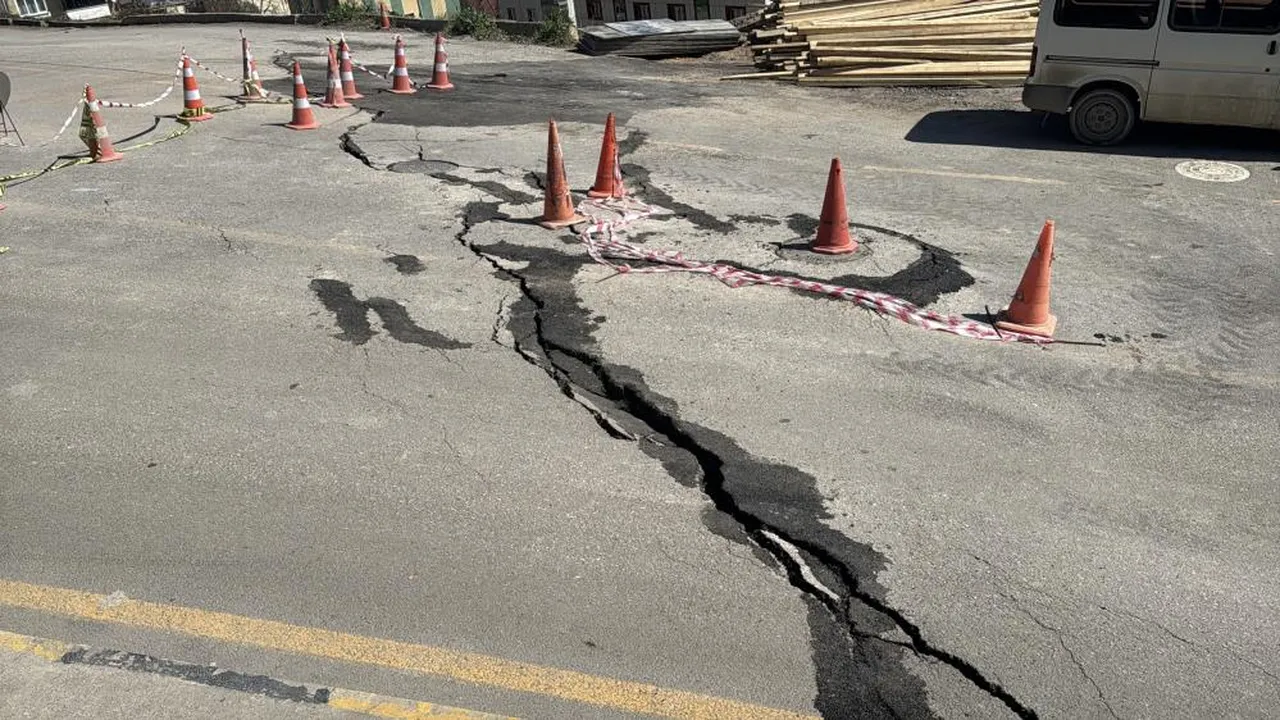 Valilik konutu tehlikede! Güvenlik önlemleri alındı, çatlaklar ilerliyor