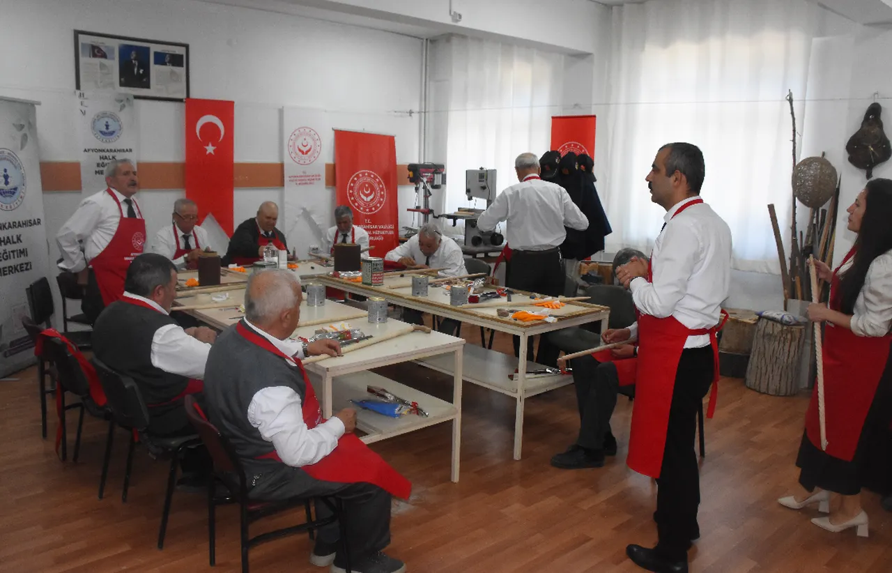 Afyon motifleri gazilerin elinde şekilleniyor: 16 Kıbrıs gazisi 'ağaç baston' kursunda buluştu