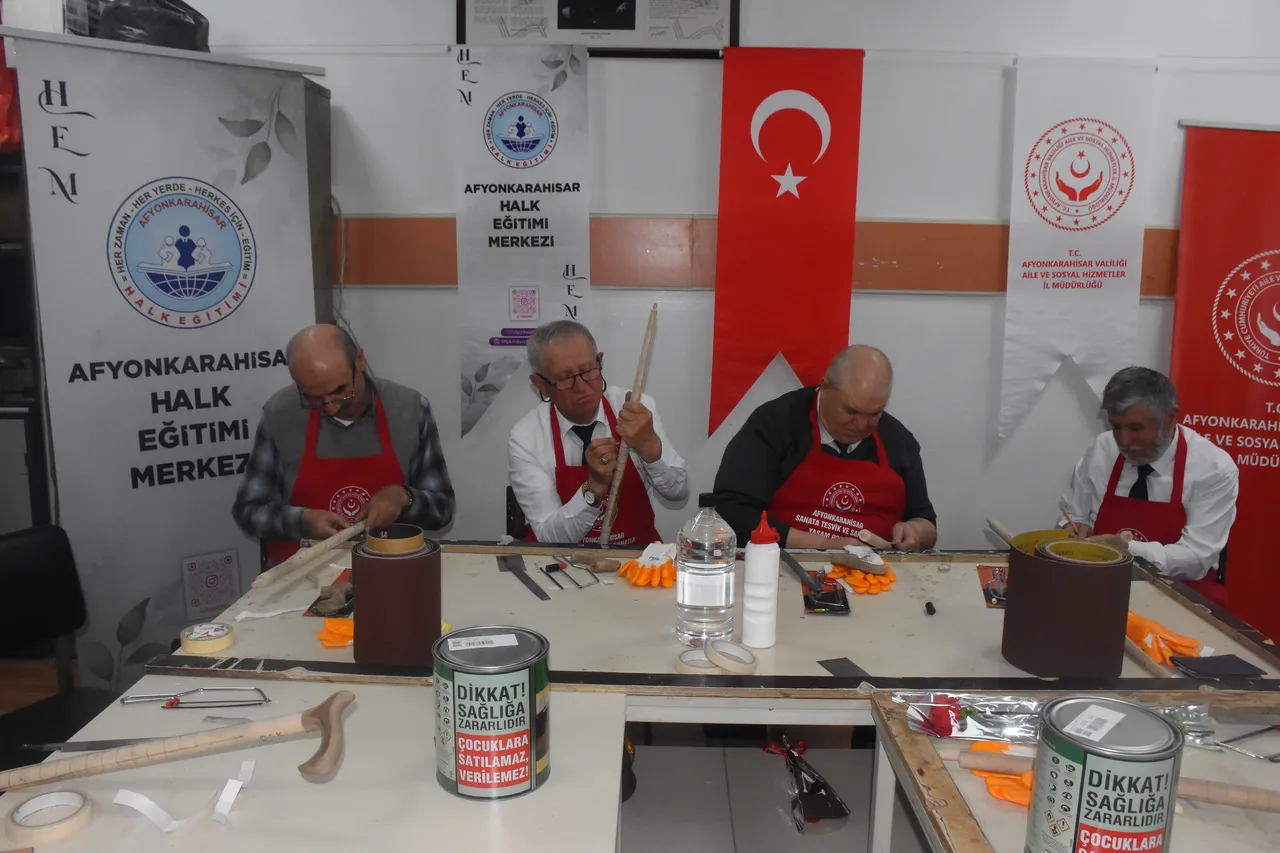 Afyon motifleri gazilerin elinde şekilleniyor: 16 Kıbrıs gazisi ağaç baston kursunda buluştu