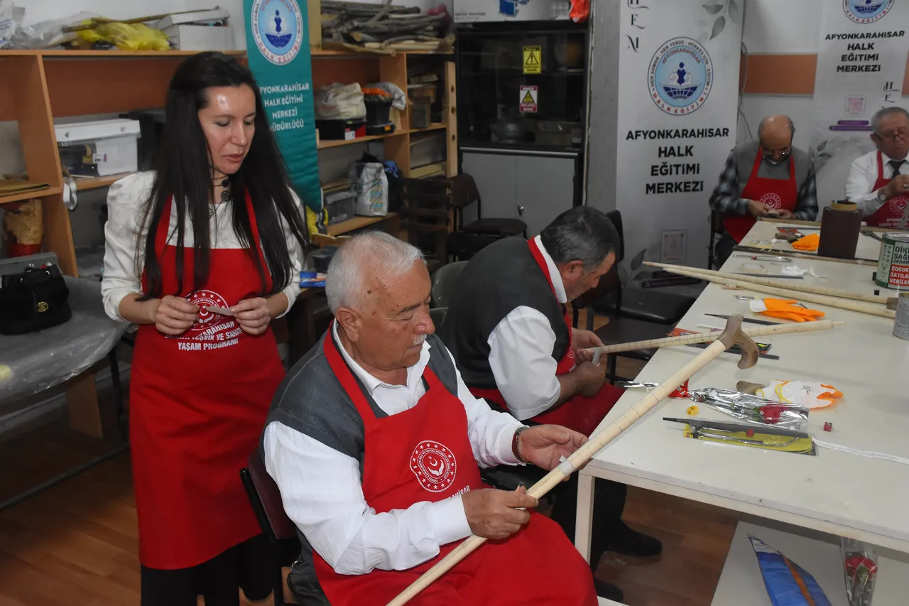 Afyon motifleri gazilerin elinde şekilleniyor: 16 Kıbrıs gazisi ağaç baston kursunda buluştu