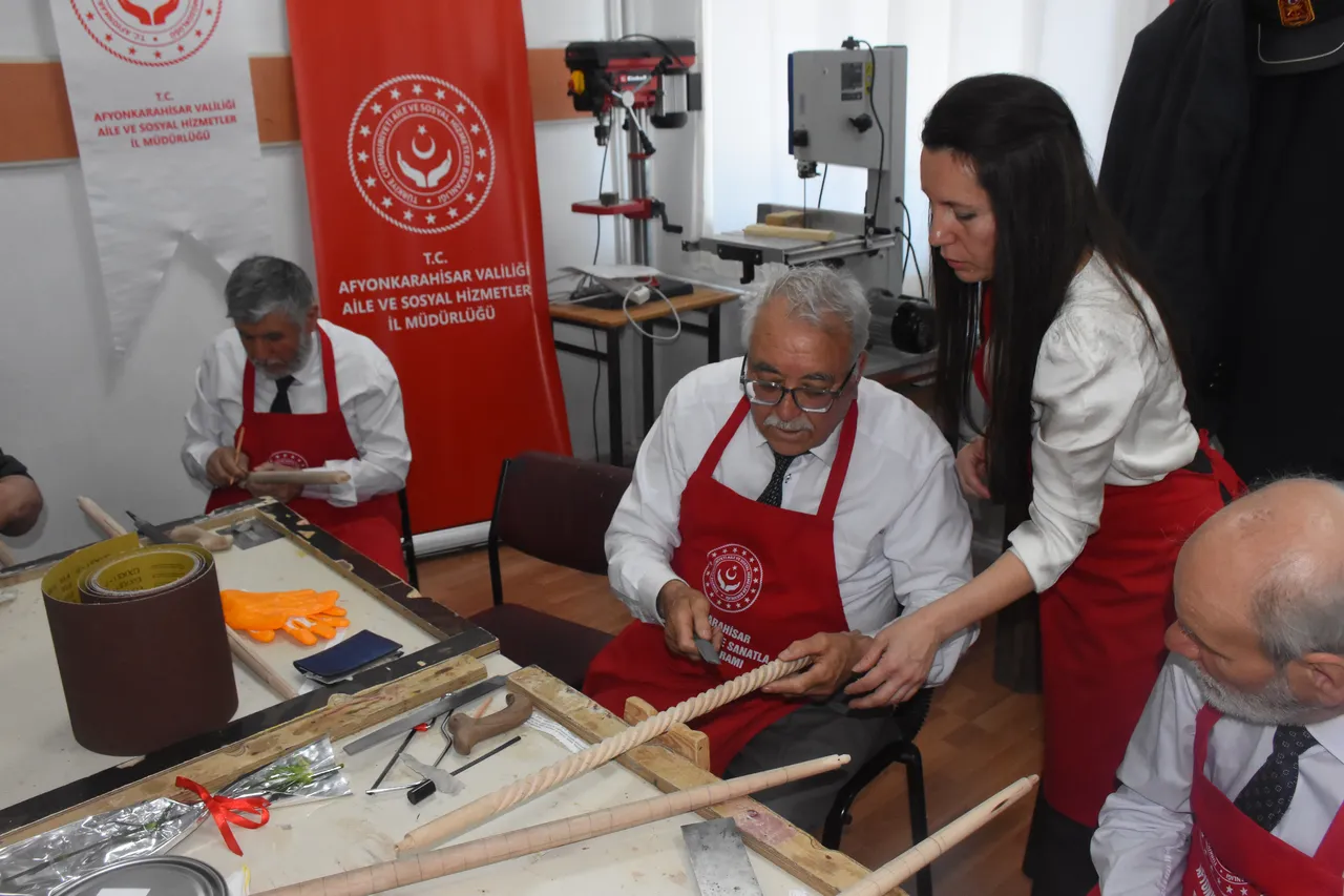 Afyon motifleri gazilerin elinde şekilleniyor: 16 Kıbrıs gazisi ağaç baston kursunda buluştu