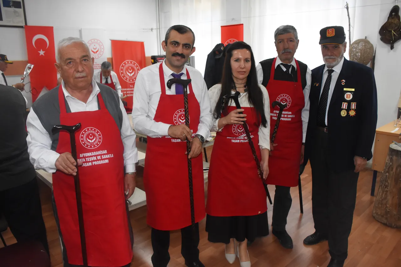 Afyon motifleri gazilerin elinde şekilleniyor: 16 Kıbrıs gazisi ağaç baston kursunda buluştu