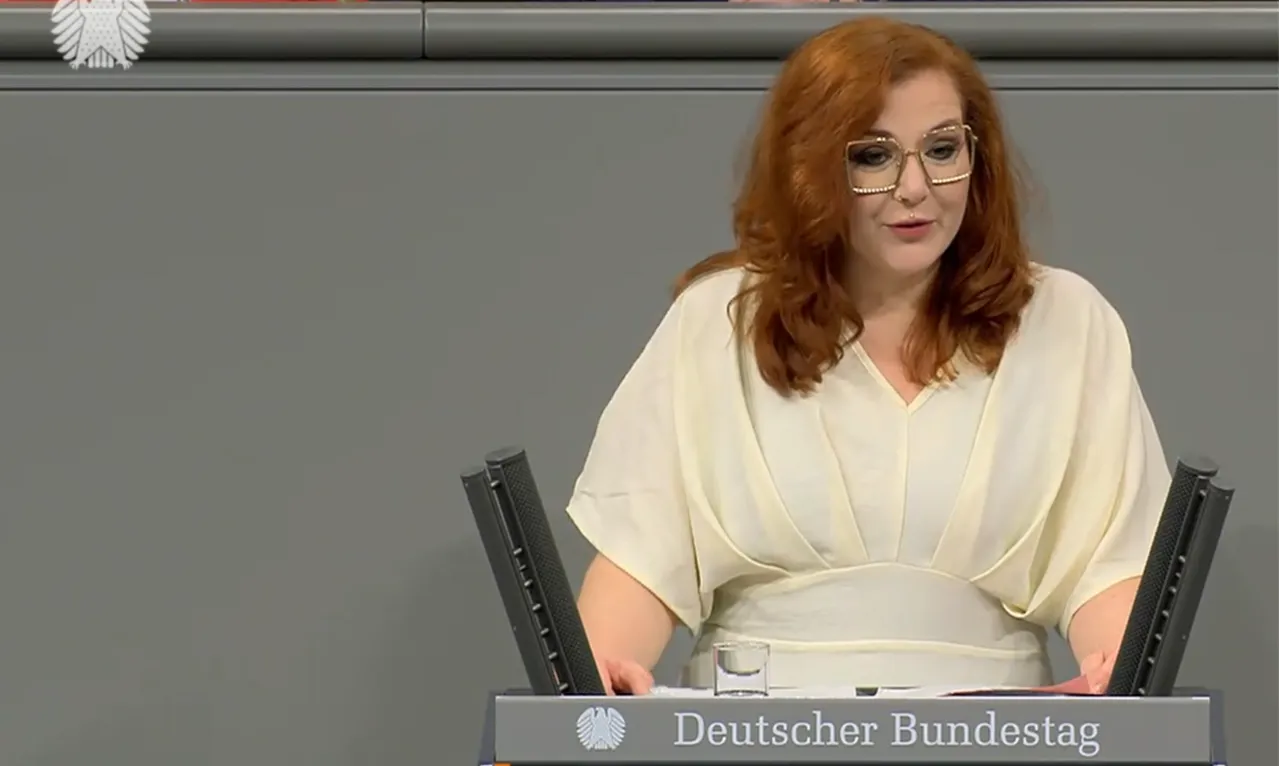 Alman Meclisi’nde İslamofobi hortladı!  Kürsiye çıkan vekilı Irkçı önergeyi yüzlerine çarptı