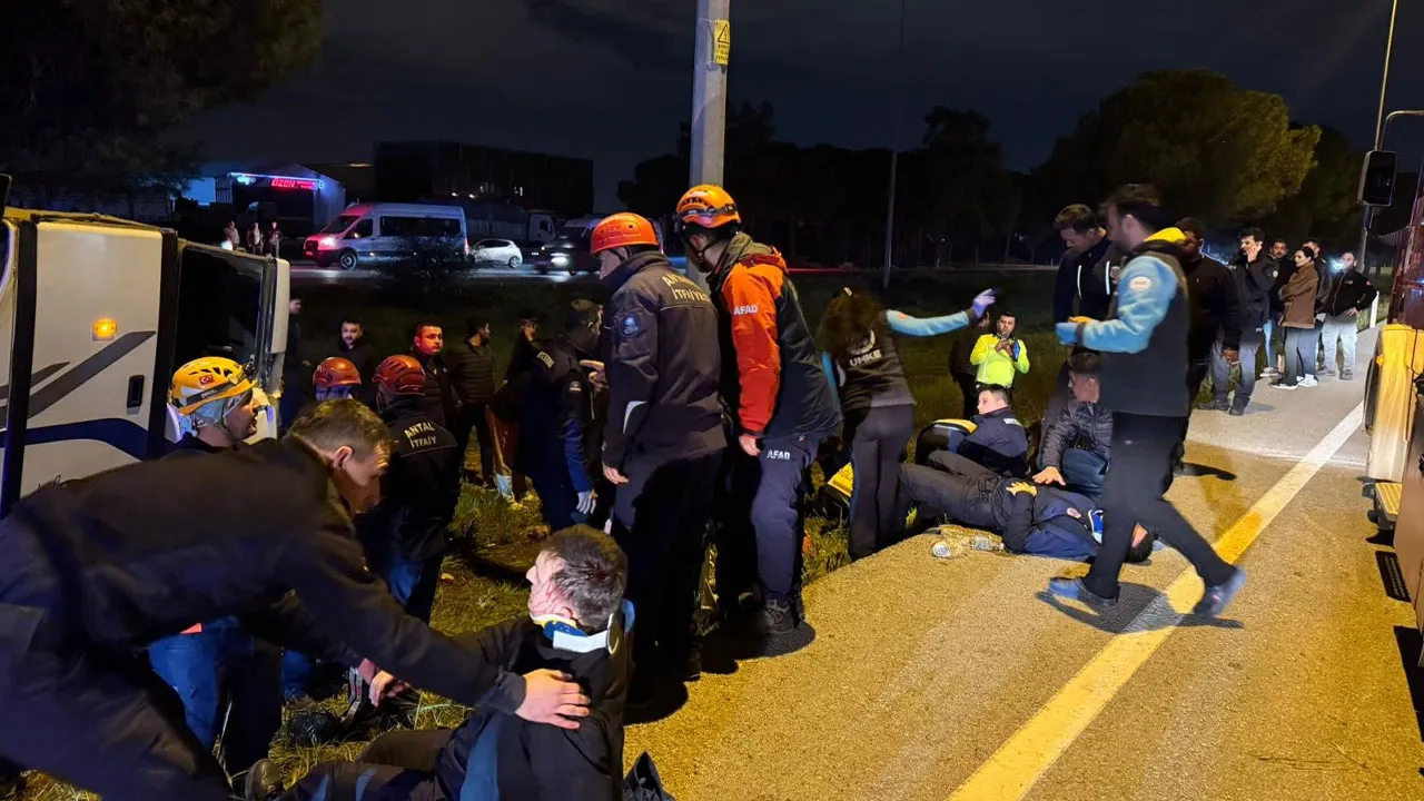 Antalya'da kaza! İnfaz koruma memurlarını taşıyan servis devrildi: 16 yaralı