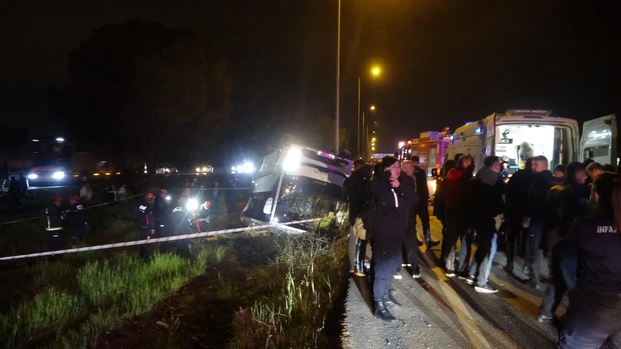 Antalya'da kaza! İnfaz koruma memurlarını taşıyan servis devrildi: 16 yaralı