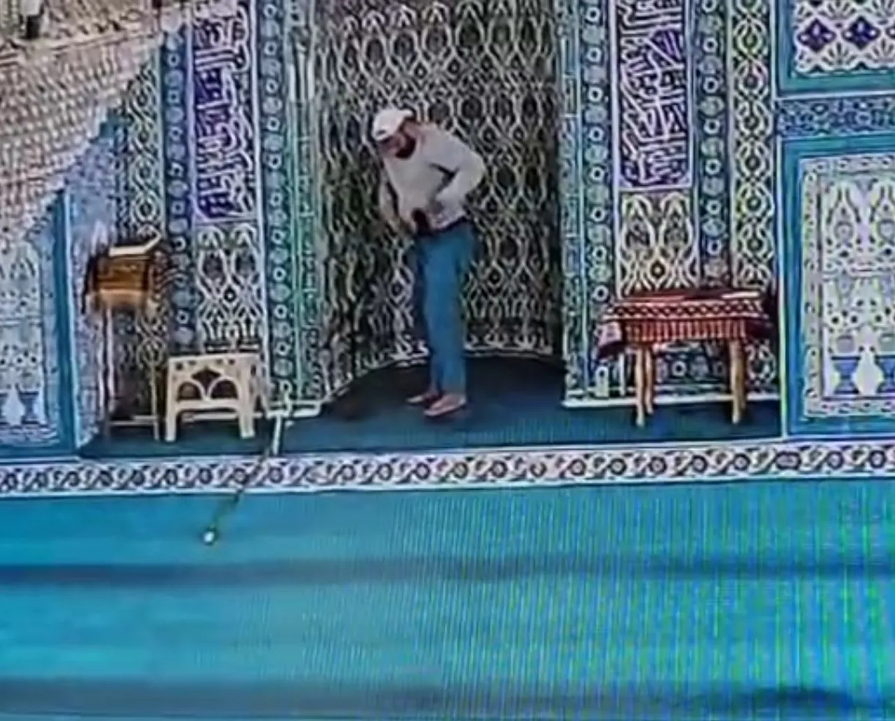 Camide hırsızlık kamerada! “Bu daha başlangıç” dedi, ekipler harekete geçti