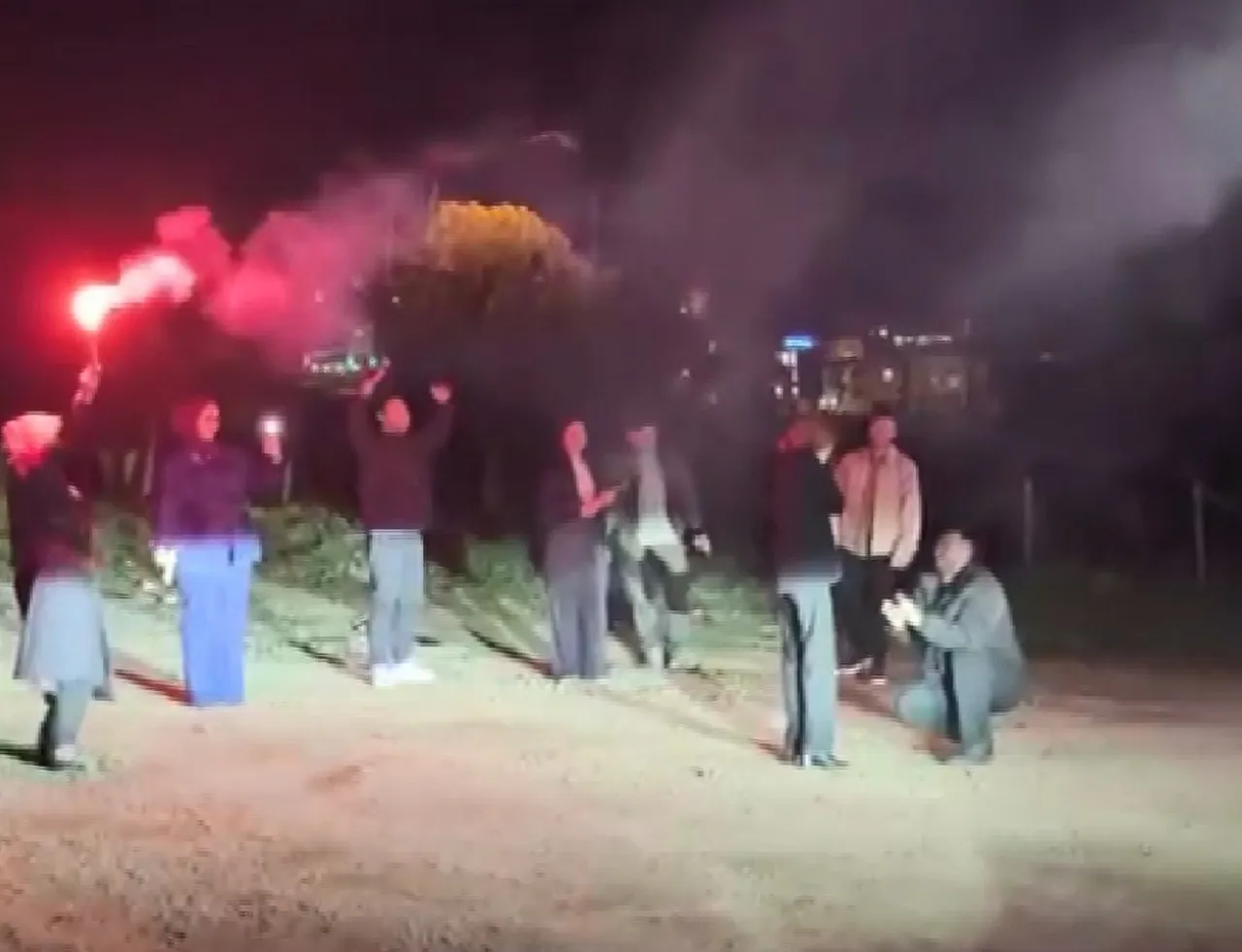 Dayak ortasında evlilik teklifi! Panik anları mutlulukla bitti