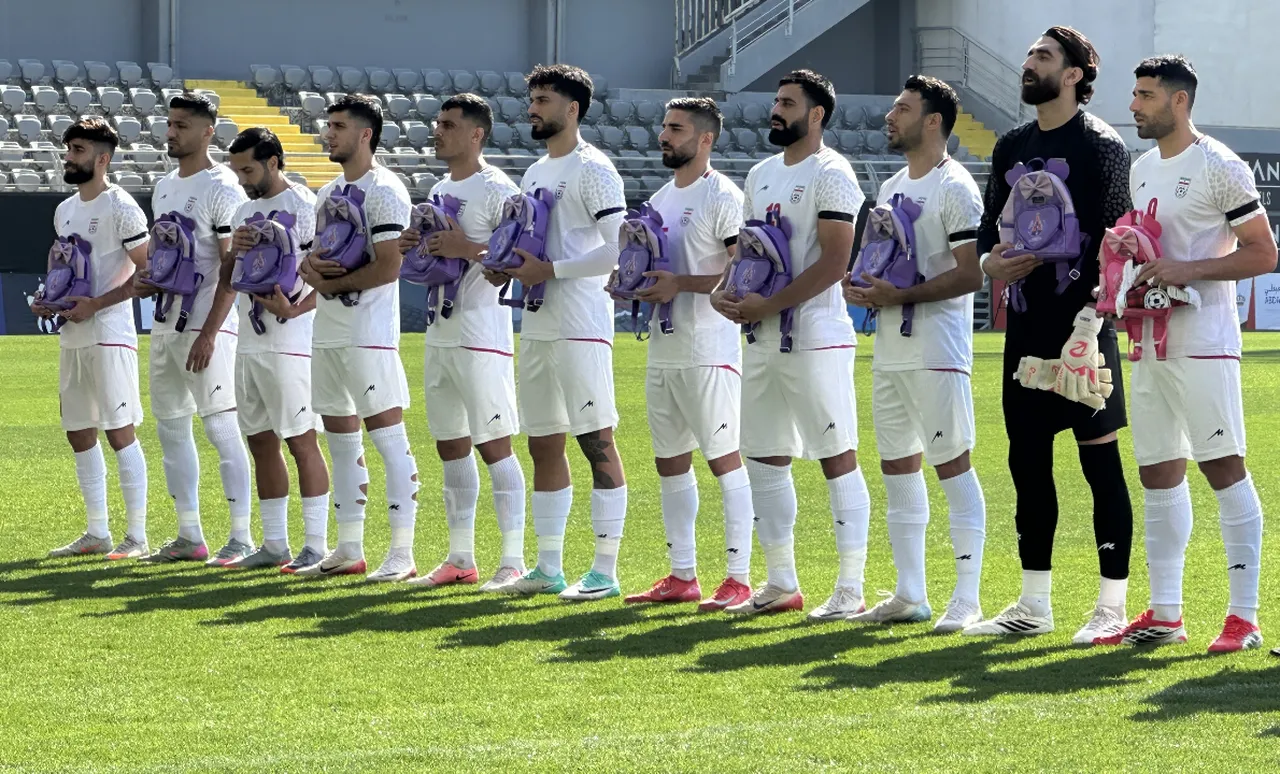 İranlı futbolcular savaşı okul çantalarıyla protesto etti