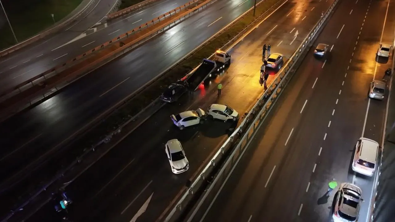 İstanbul'da 7 araç birbirine girdi! Yardıma koşan kazaya karıştı