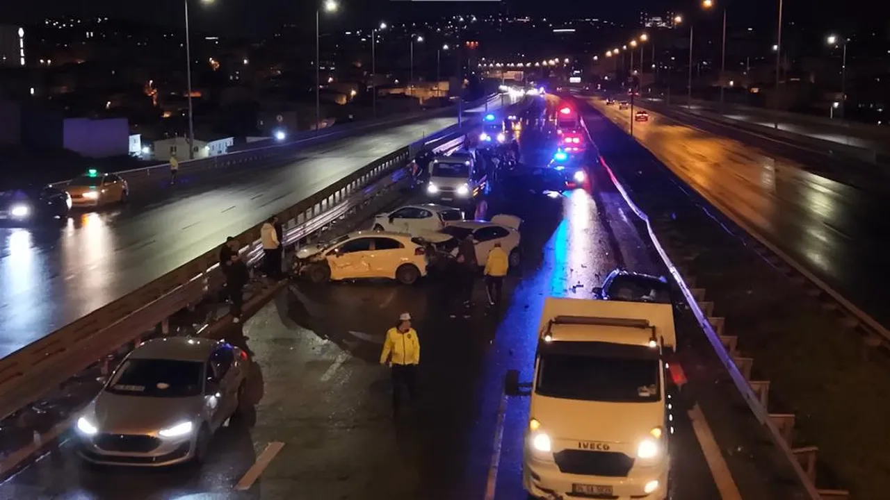 İstanbul'da 7 araç birbirine girdi! Yardıma koşan kazaya karıştı
