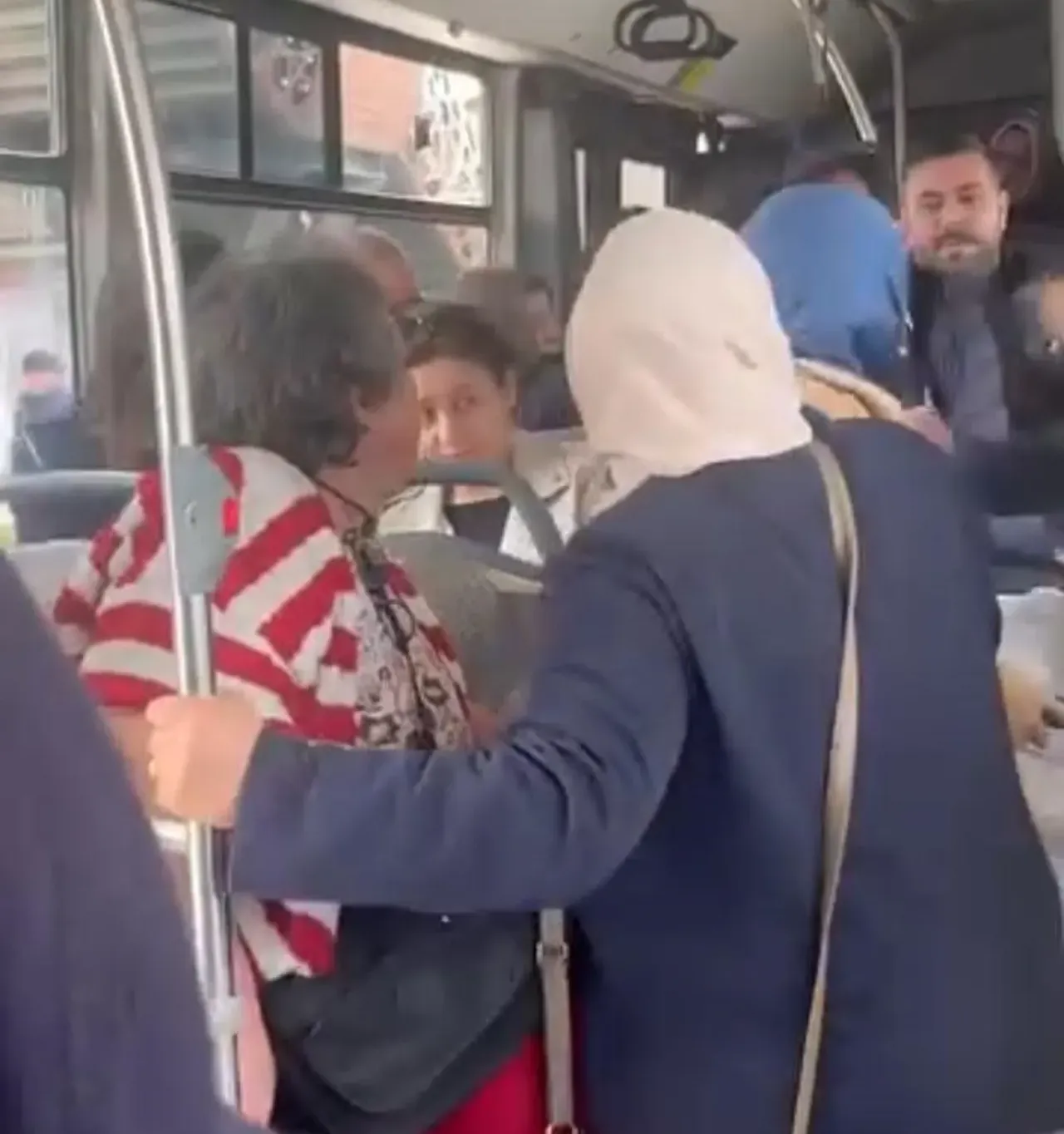 Kadınların otobüste yer kavgası! Arayan giren şoförün kolunu ısırdı