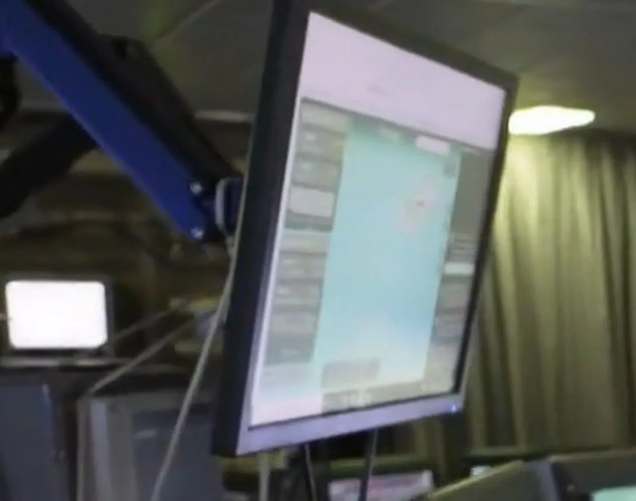 Fransız savaş gemisinde yeni bir istihbarat açığı tespit edildi. Gemide yapılan çekimler sırasında ekranların gizlenmediği, ayrıca personelin FlightRadar uygulamasını kullandığı görüldü.