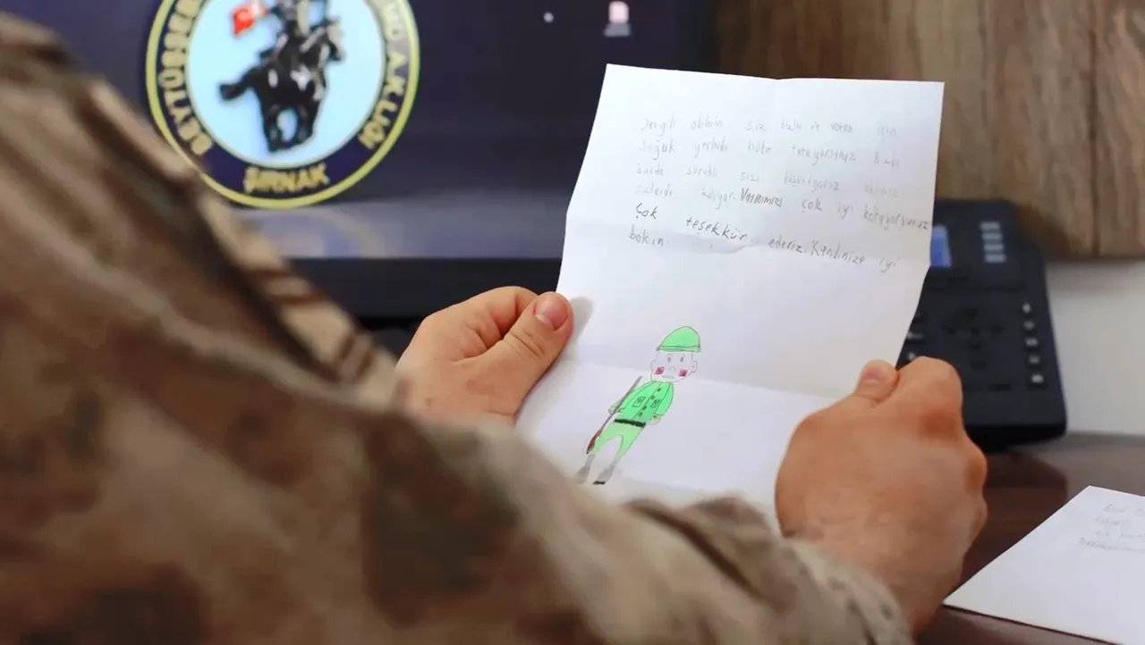 Samsundan Şırnaka gönül köprüsü: Minik eller yazdı, Katoda Mehmetçik duygulandı!