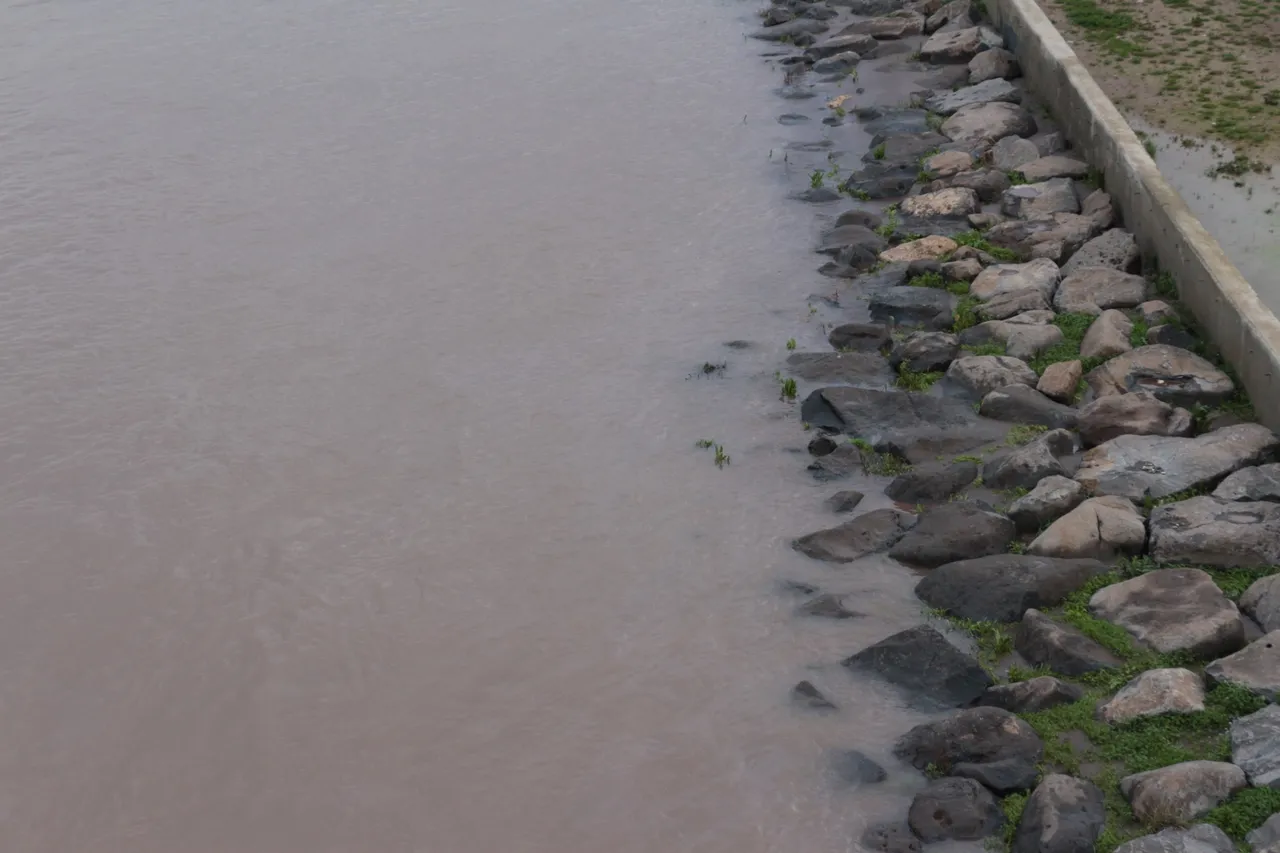 TPAO hattı patladı, Dicle'ye petrol aktı: Cizre'de sular kesildi