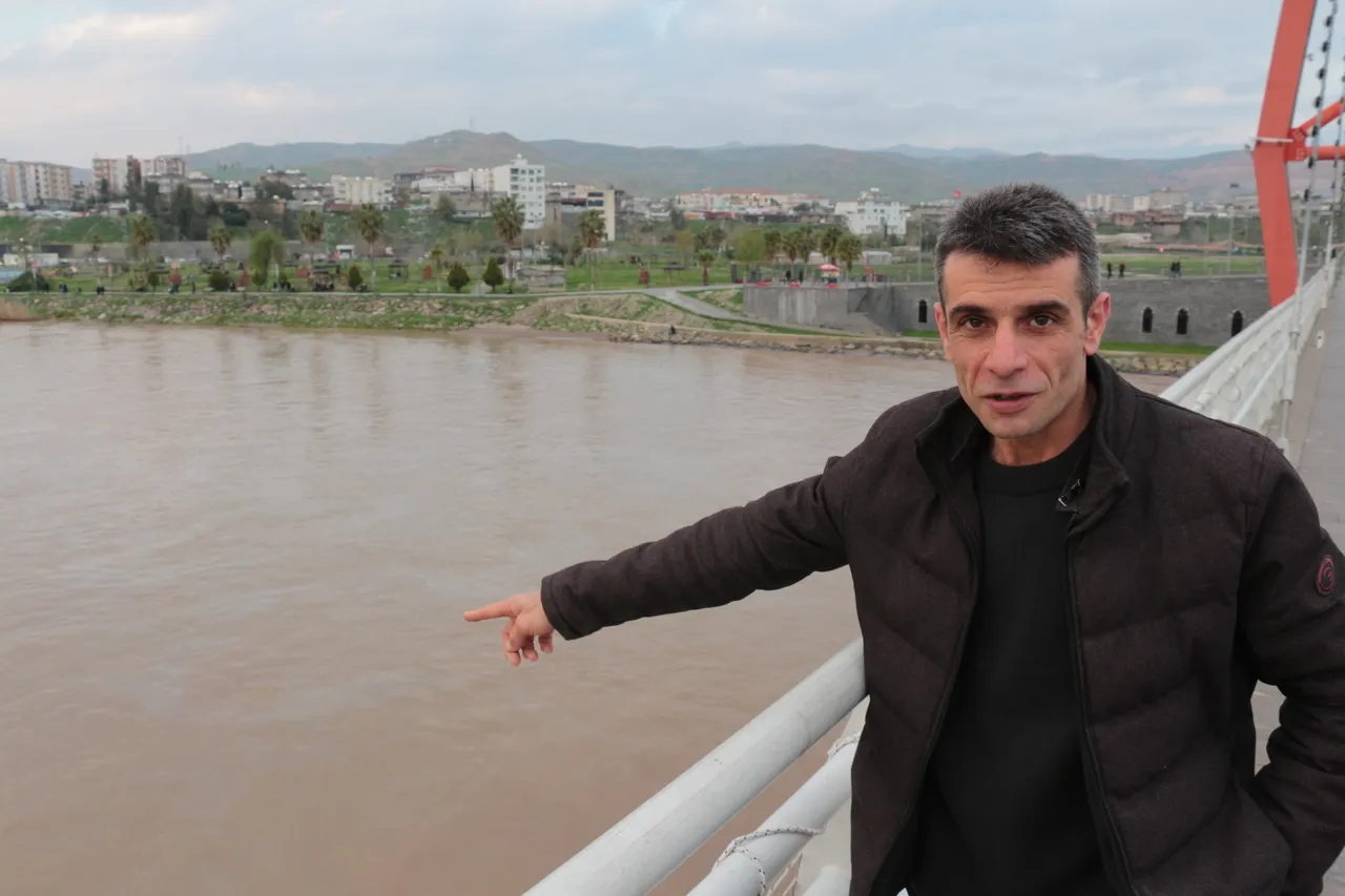 TPAO hattı patladı, Dicle'ye petrol aktı: Cizre'de sular kesildi