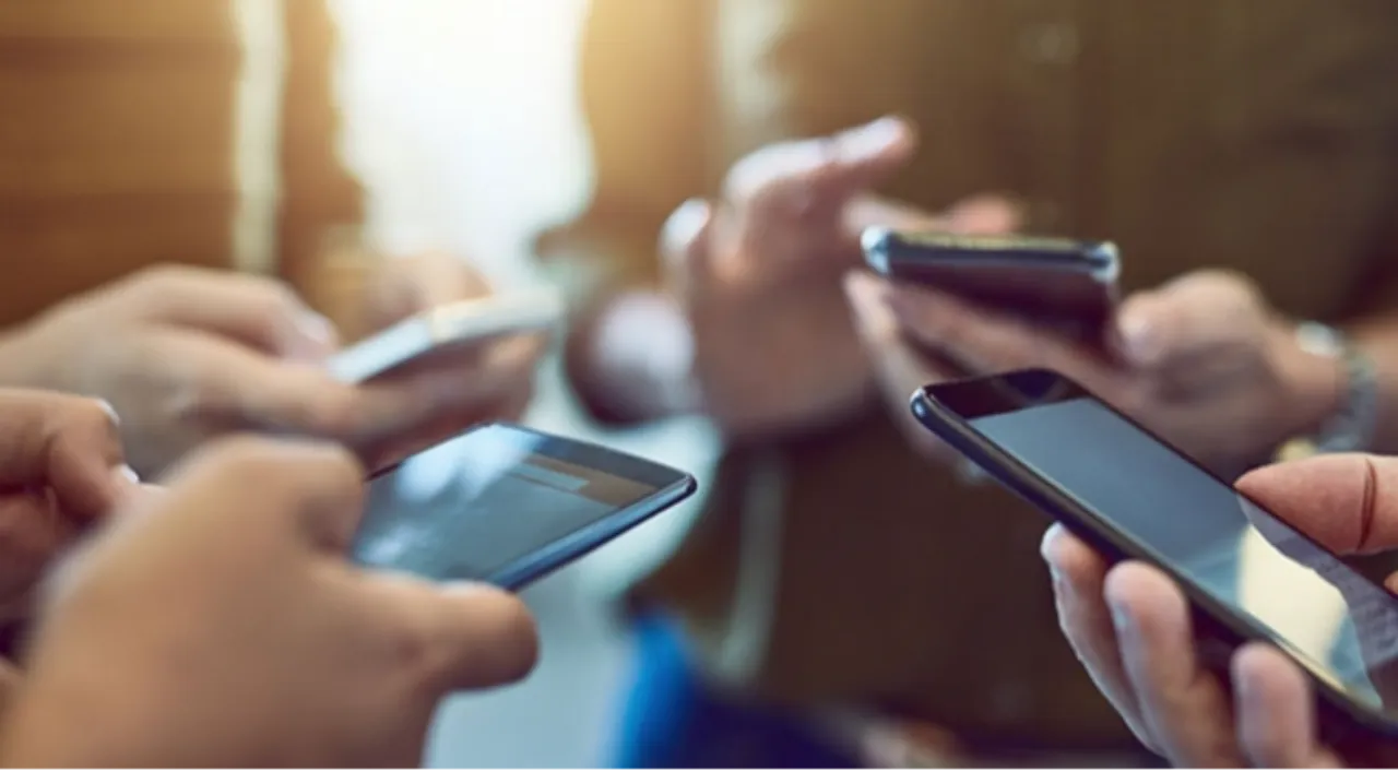 Türkiye zirvede! Haftanın 2 gününü sosyal medyada geçiriyoruz