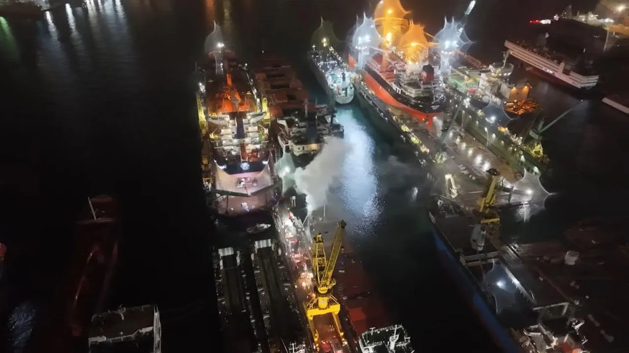 Tuzla'daki tersanede yangın! Dev gemi alevlere teslim oldu
