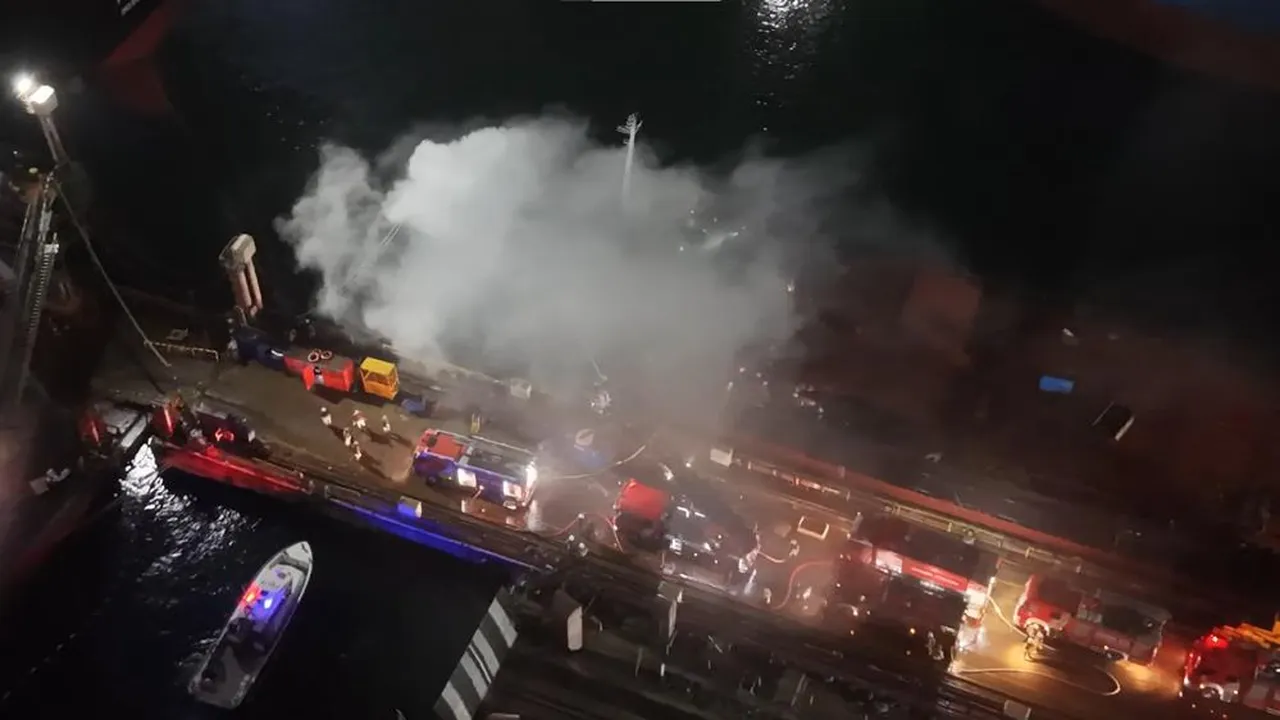 Tuzla'daki tersanede yangın! Dev gemi alevlere teslim oldu