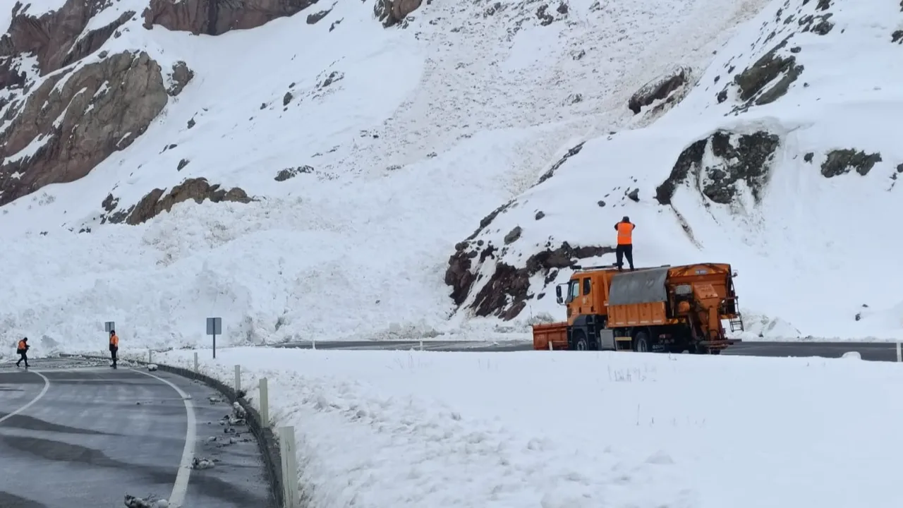 Van-Hakkari karayolunda çığ: Çok sayıda araç mahsur kaldı