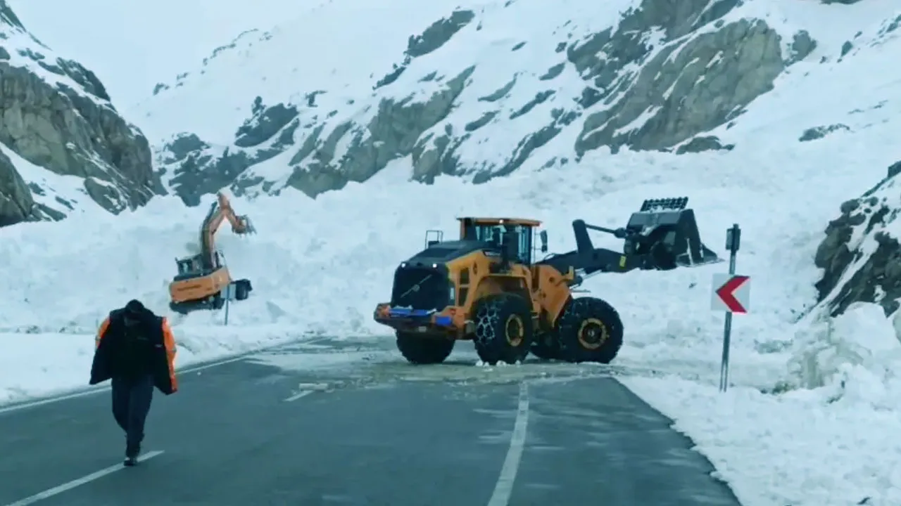 KARAYOLUNA ÇIĞ DÜŞTÜ!