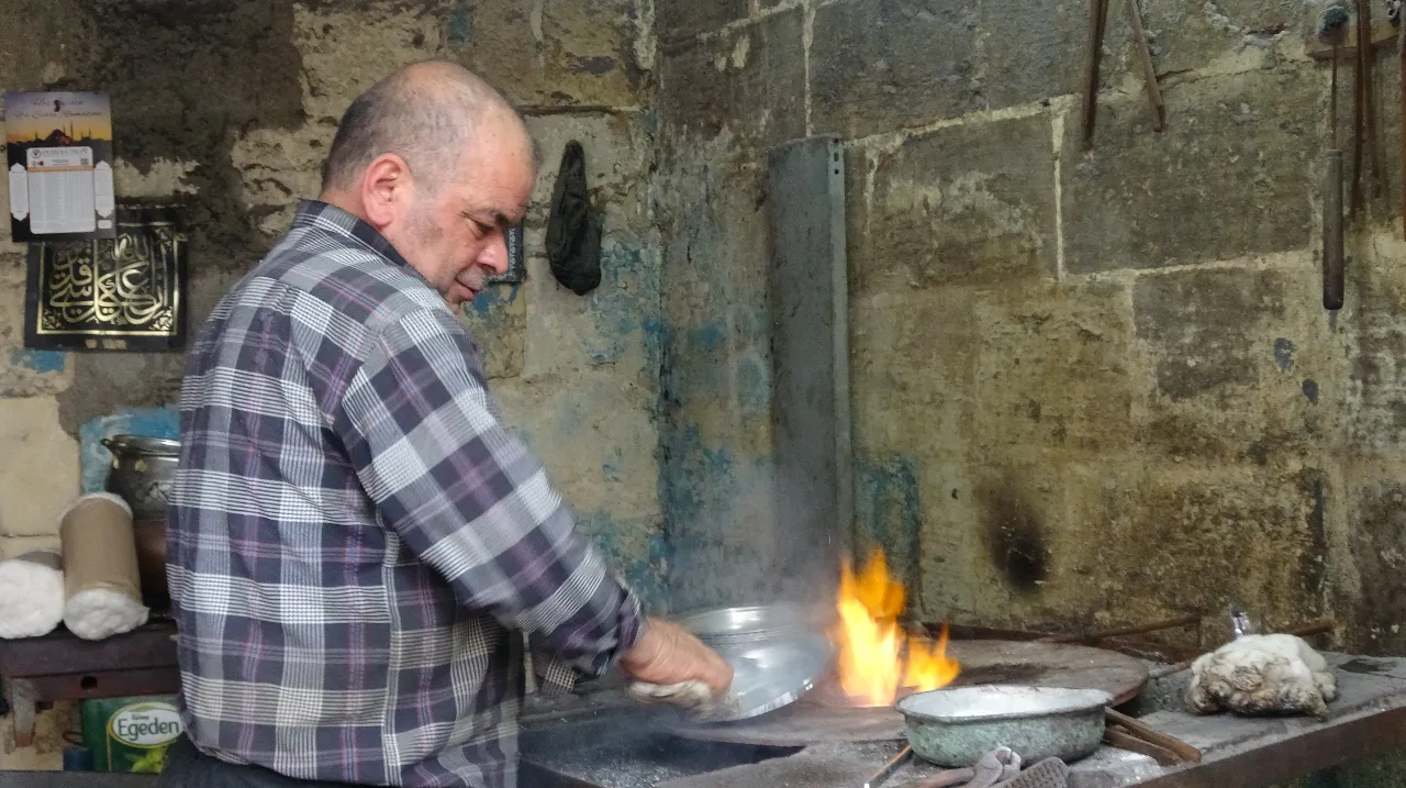 Yarım asırdır kalay ateşini yakıyor: Baba ve oğul 50 yıllık geleneği birlikte yaşatıyor