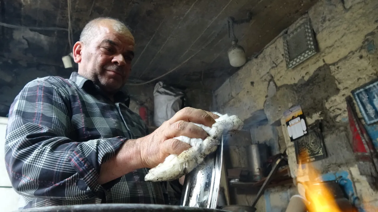 Yarım asırdır kalay ateşini yakıyor: Baba ve oğul 50 yıllık geleneği birlikte yaşatıyor