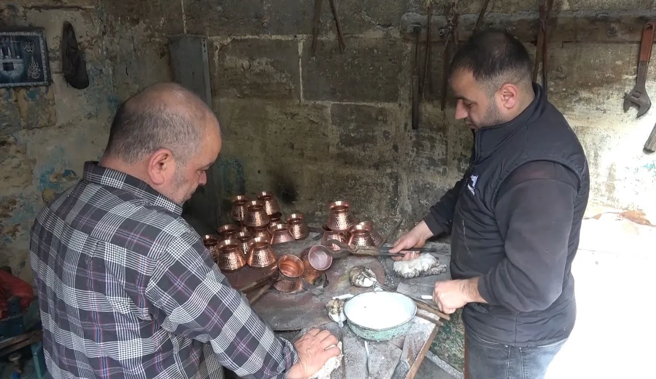 Yarım asırdır kalay ateşini yakıyor: Baba ve oğul 50 yıllık geleneği birlikte yaşatıyor
