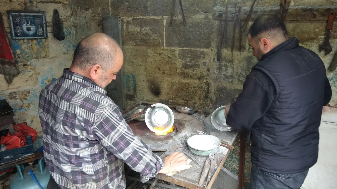 Yarım asırdır kalay ateşini yakıyor: Baba ve oğul 50 yıllık geleneği birlikte yaşatıyor