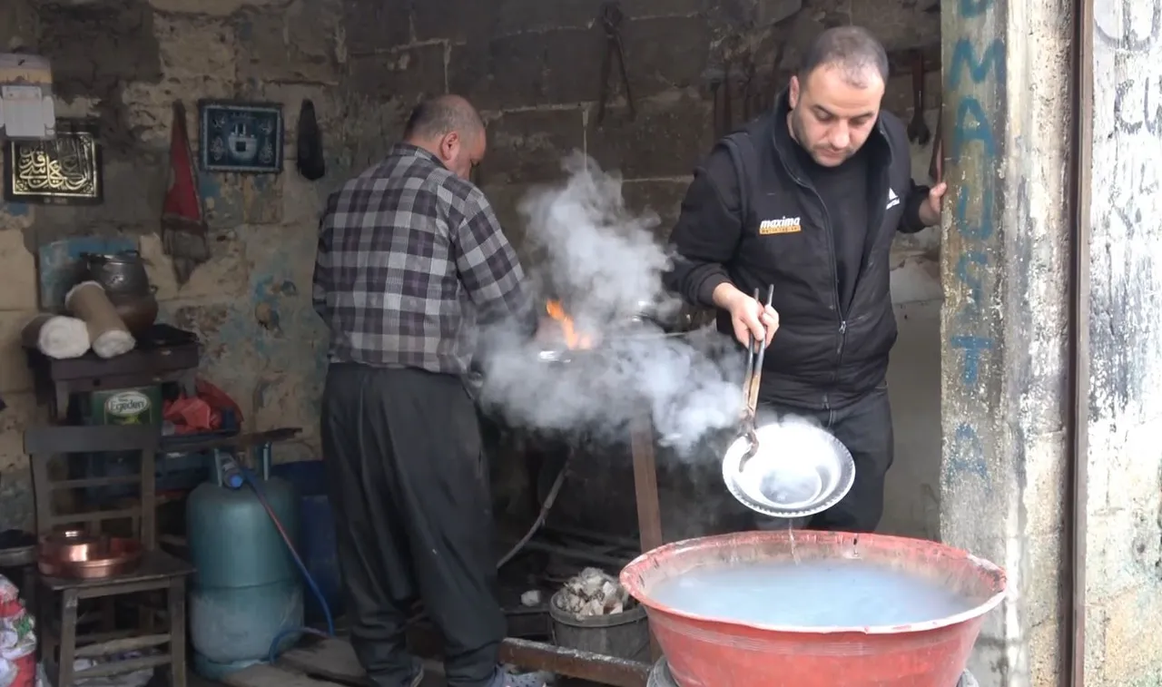 Yarım asırdır kalay ateşini yakıyor: Baba ve oğul 50 yıllık geleneği birlikte yaşatıyor