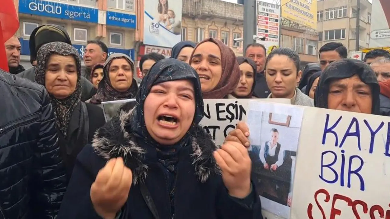 365 günlük sessizlik! Suriye'de kaybolan iki gencin ailesi valilik önünde feryat etti